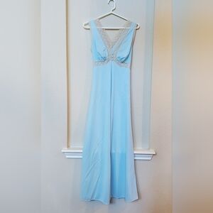 Vintage Ladies Sleeveless V Neck Gown and matching Robe.